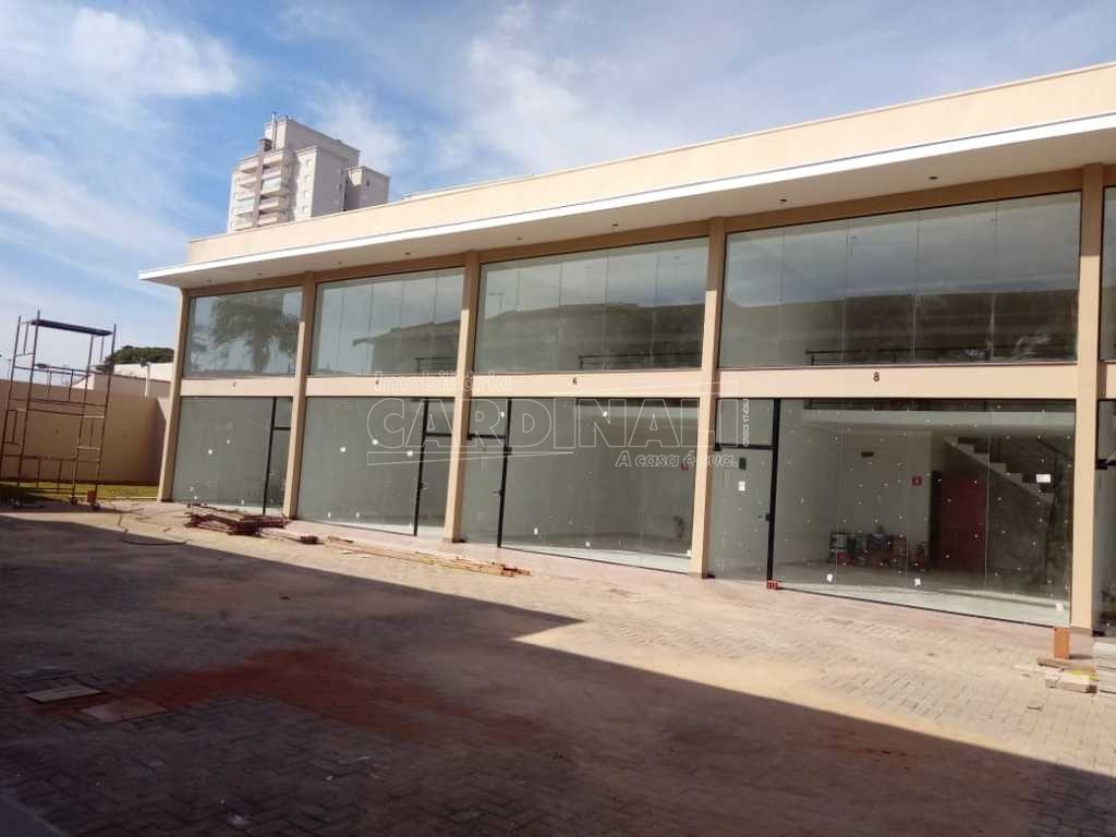 Fachada e salão de uma loja comercial pintados
